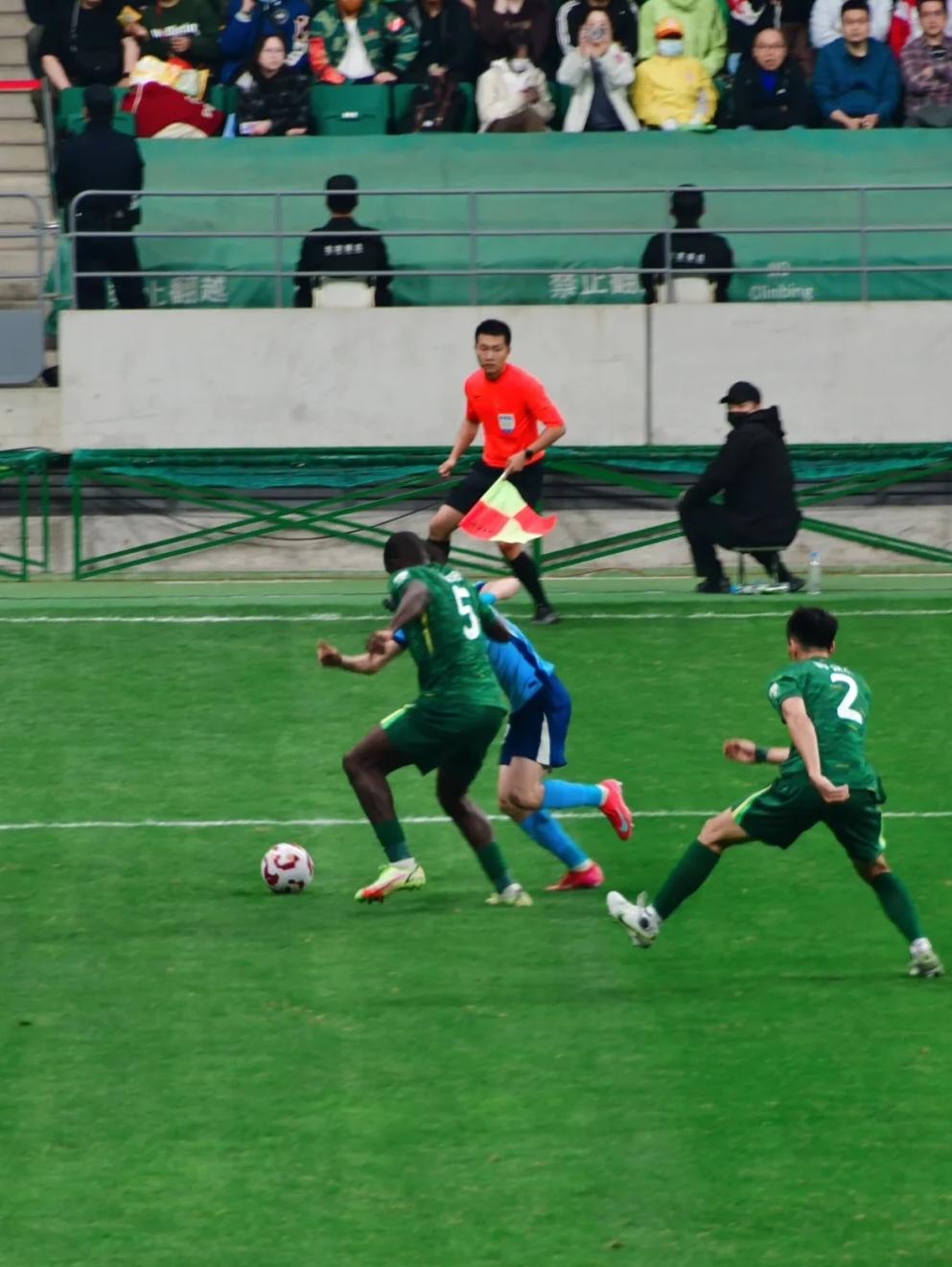 田径季后赛焦点战：嵩山天狼队鏖战渝州白虎队，新星闪耀。豪门底蕴再次显现的简单介绍